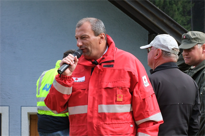 Abteilungskommandant Rupert Grießner bereitet die Kinder auf die Demonstration eines Radunfalles vor.
